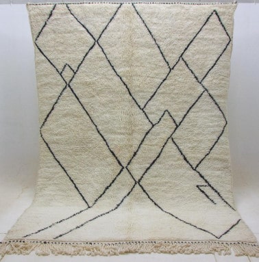 Beni Ouarain Rug - Luxurious Moroccan Beauty with Cozy Texture and Geometric Patterns.